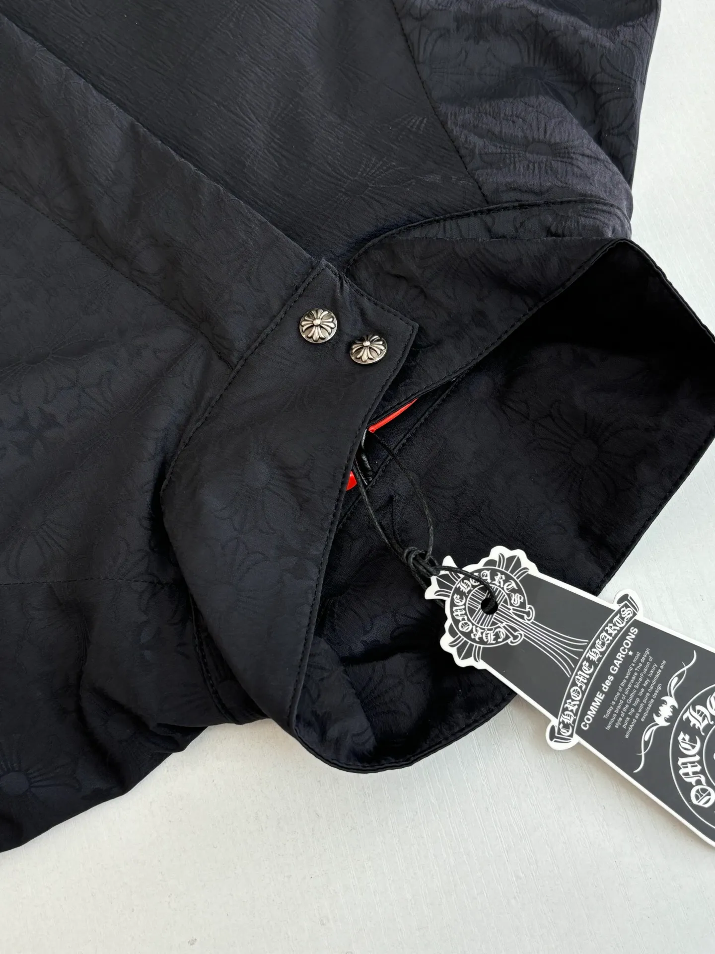 P650 Chrome Hearts*/Chrome Hearts 25Fw new all-over printed dark pattern zipper jacket Customized phantom floral silk woven fabric with excellent texture, comfortable and close to the skin, with obsidian black as the main tone, like star trails under the night, encountering the CH pattern covering the body, derived from the brand's profound cultural heritage, quietly emerging in a looming manner, dark pattern aesthetics, rebellious compatibility, low-key edge, full of recognition Interpretation of unparalleled fashion style, casual sophistication, making every touch a ceremonial experience. Process 1: Fabric jacquard technology. By weaving the full CH dark jacquard texture technology on the surface of the fabric, controlling the interweaving of warp and weft lines, precisely controlling the interweaving density and tension of the yarn to make it more three-dimensional. Process 2: Using glue printing. The printing has been modified three times with the film screen. Use glue liquid paint to print the pattern on the fabric. Bake the fabric to fix the printing pattern. Technique 3: Infrared positioning cutting machine. The precise positioning of materials is achieved through infrared emitters and infrared receivers. The accuracy can reach the micron level, thereby meeting the effect of high-precision cutting of alignment and striping. Process 4: The fabrics are washed and have a better hand feel and texture. They are not easy to deform, not easy to shrink, not easy to fade, and maintain long-term beauty. Size: S/M/L/XL